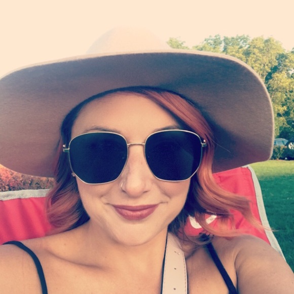 Meet your Posher, Amanda - Picture 1 of 1